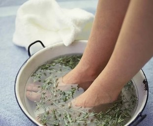 Herbs are against foot fungus