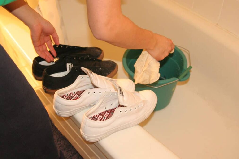disinfection of shoes for fungi on the toes